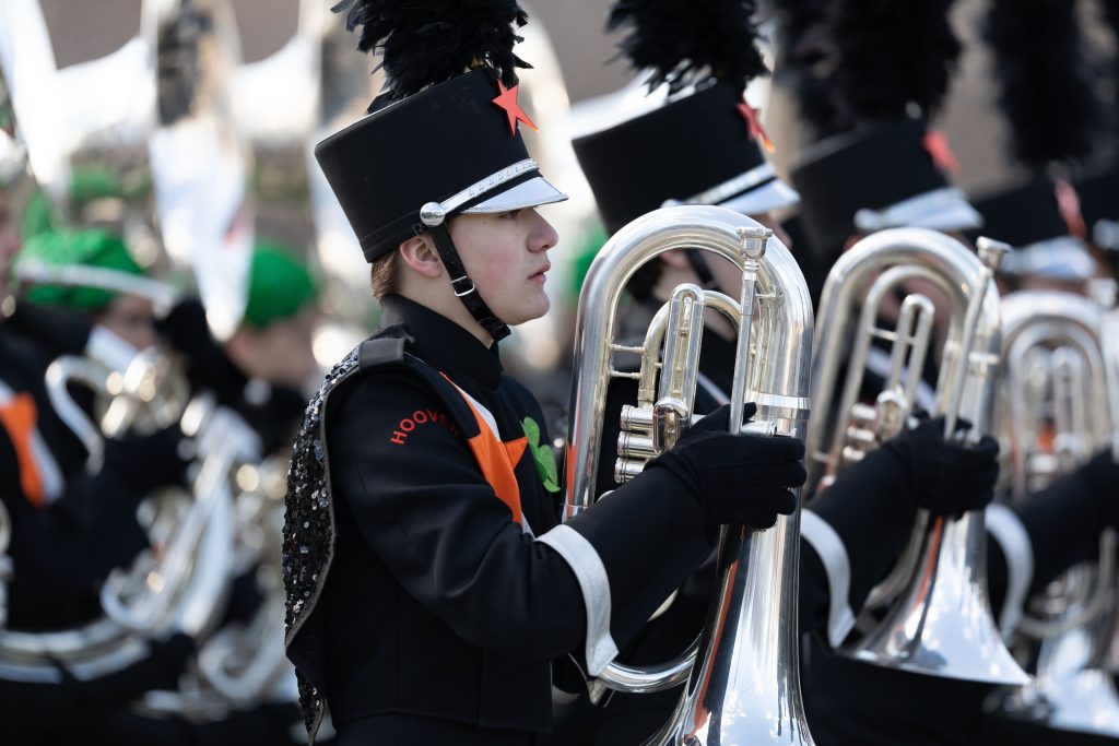 Marching-Band,in welche mehrere Personen ein Mellophon halten.